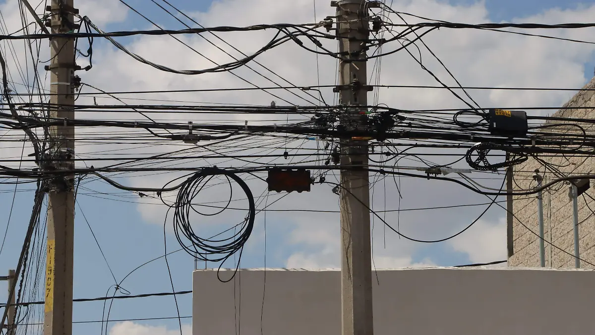 Cables, cableado en desuso (2)